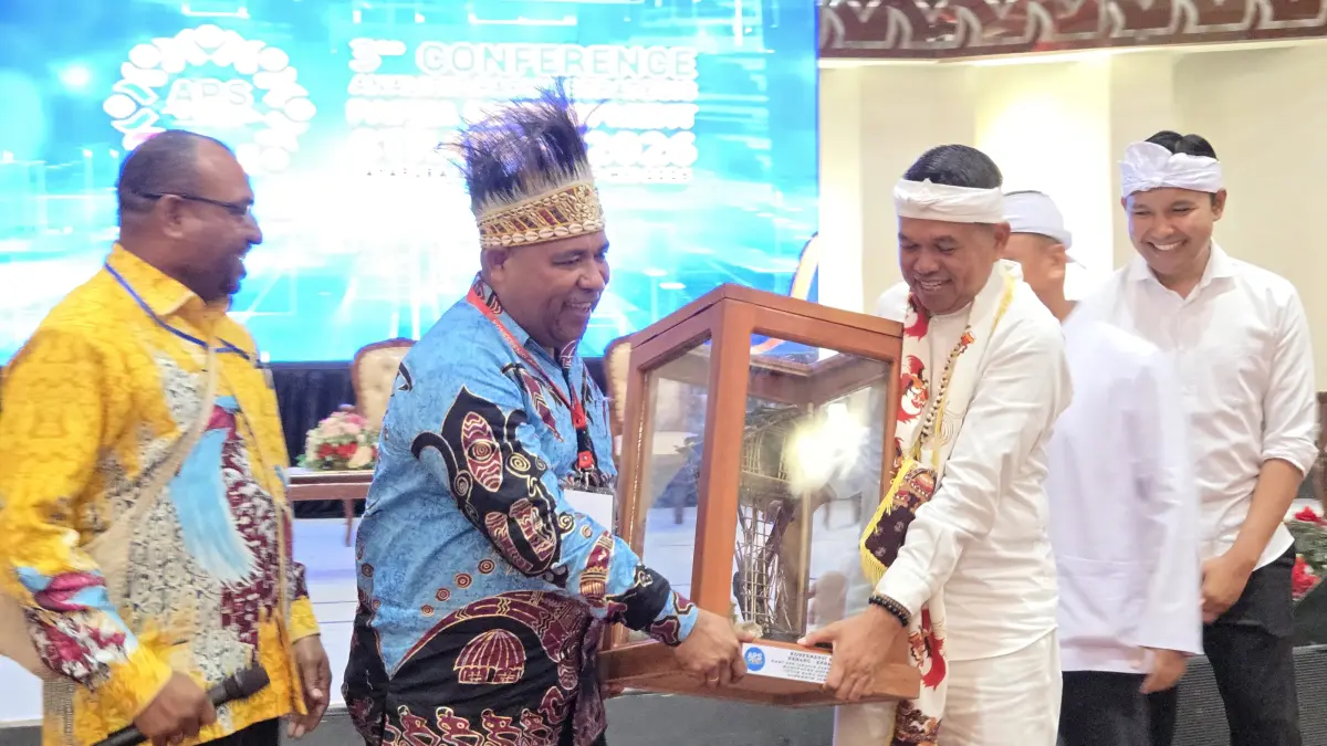 Gubernur Jawa Barat, Dedi Mulyadi saat menerima cendera mata berupa rumah pohon dari masyarakat Boven Digoel, pada acara Konferensi APS III Tahun 2026, di PYCH, Jumat (29/5/2026). (CEPOSONLINE.COM/ELFIRA) 