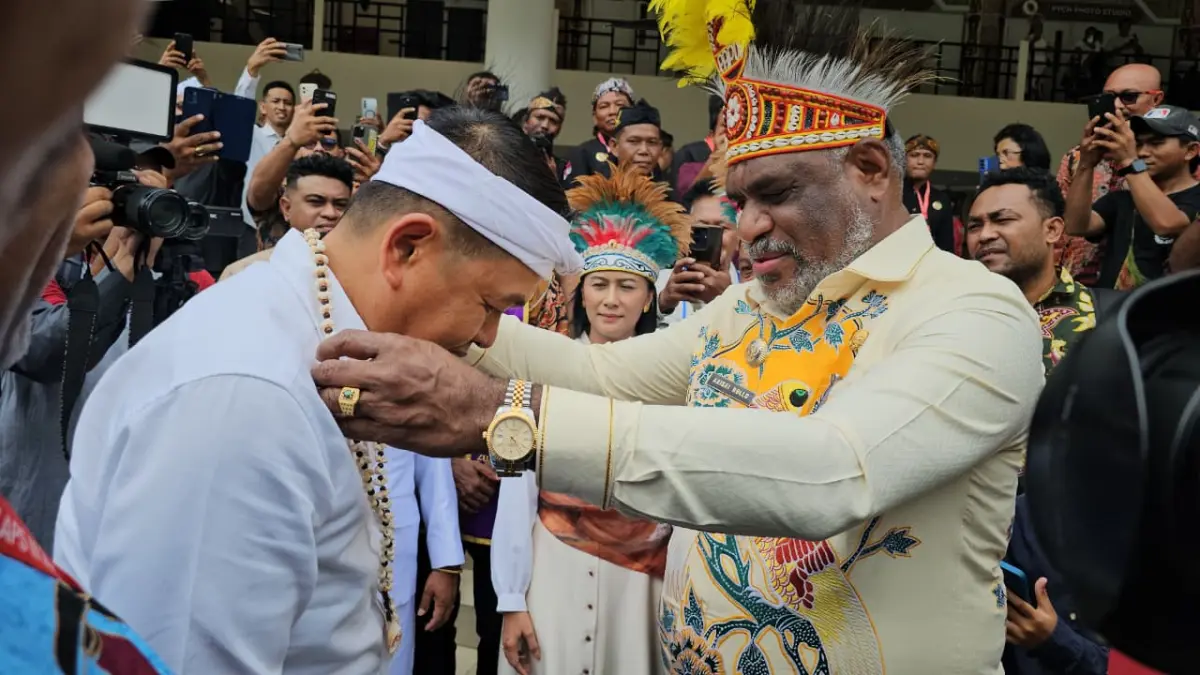 Gubernur Jawa Barat, Dedy Mulyadi saat disambut Wali Kota Jayapura, Abisai Rollo. (CEPOSONLINE.COM/HANS PALEN).