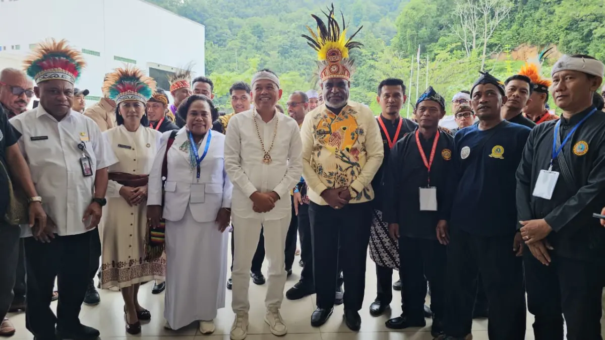 Gubernur Papua, Dedi Mulyadi saat disambut Wali Kota Jayapura, Abusai Rollo&nbsp;di Papua Youth Creative Hub, Kota Jayapura, Jumat (29/5/2026). (CEPOSONLINE.COM/HANS PALEN).