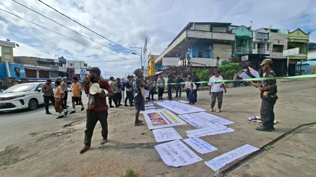 Nampak masa yang tengeh melakunan aksi demo di Lingkaran Abepura, Kota Jayapura, Jumat (29/5/2026) pagi. (CEPOSONLINE.COM/Paskah).