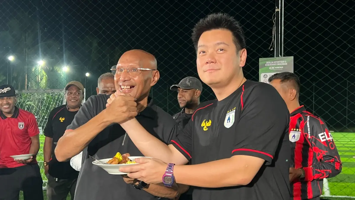 Owen bersama Ketum Persipua, Benhur Tomi Mano. (DOK CEPOS) 