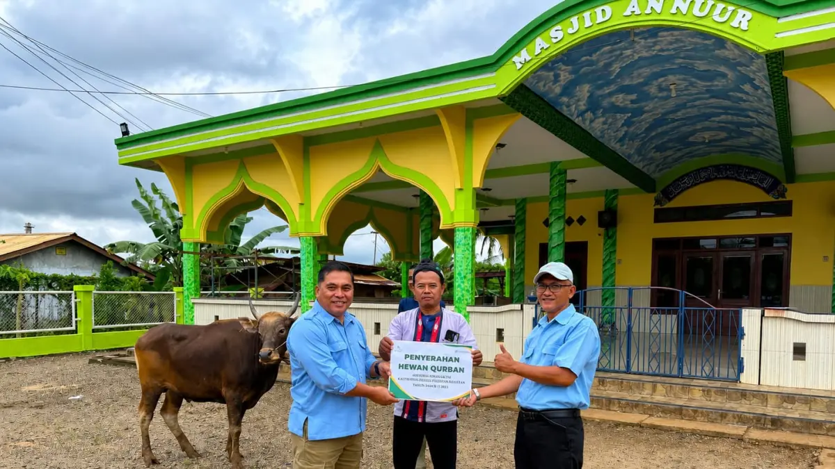 TSE Group secara simbolis menyerahkan &nbsp;bantuan hewan kurban berupa 17 ekor sapi kepada sejumlah masjid yang berada di wilayah operasional perusahaan pada Rabu (26/05/2026).
(Ceposonline.com/Humas TSE Group)