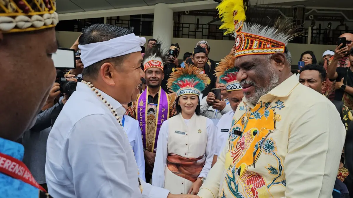 Wali Kota Jayapura, Abisai Rolli saat menerima Gubernur Jawa Barat, Dedi Mulyadi. (CEPOSONLINE.COM/HANS PALEN).