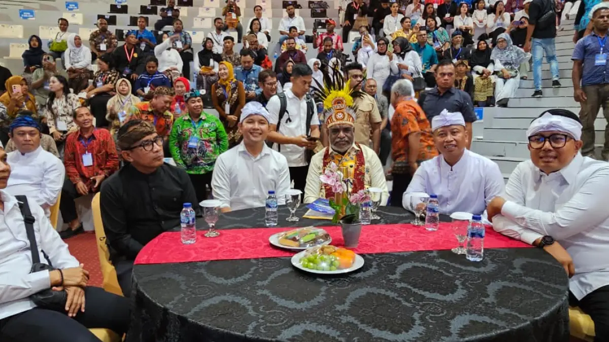 Wali Kota Jaypura, Abisai Rollo ketika duduk semeja dengan sejumlah Kepala Daerah dari Jawa Barat di acara Konferensi APS. (CEPOSONLINE.COM/HANS PALEN).