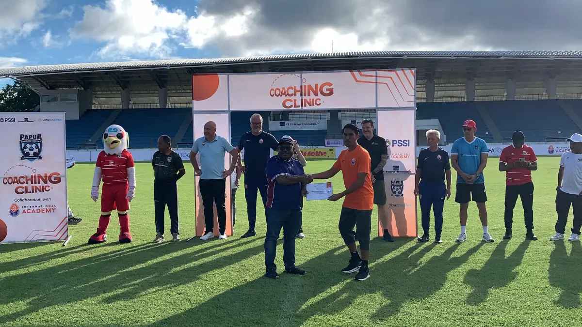 SVP Community Development PT Freeport Indonesia, Nathan Kum menyerahkan sertifikat kepada seorang pelatih yang merupakan peserta Coaching Clinik pada acara penutupan yang berlangsung di MSC, Mimika, Papua Tengah, Sabtu (30/5/2026). (Foto: CEPOSONLINE.COM/MOH. WAHYU WELERUBUN).