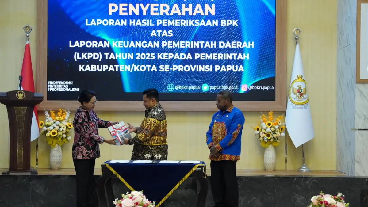 Ketua DPRK Waropen Yeneke S.K Dippan &nbsp;menerima Laporan Hasil Pemeriksaan BPK RI Perwakilan Papua, di Kantor BPK RI Perwakilan Papua, Jumat (29/5/2026).&nbsp;(CEPOSONLINE.COM/ISMAIL)