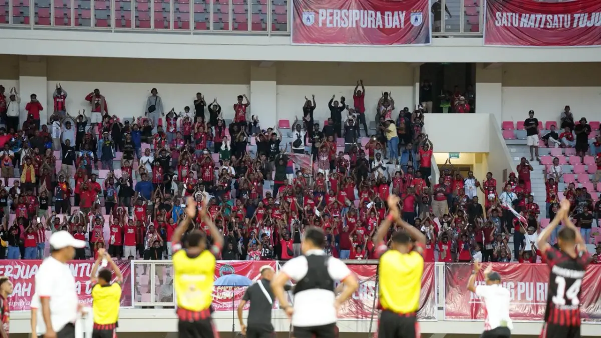 Nampak para penonton yang menyaksikan laga Persipura vs Adhyaksa FC. (CEPOSONLINE.COM/Istimewa)