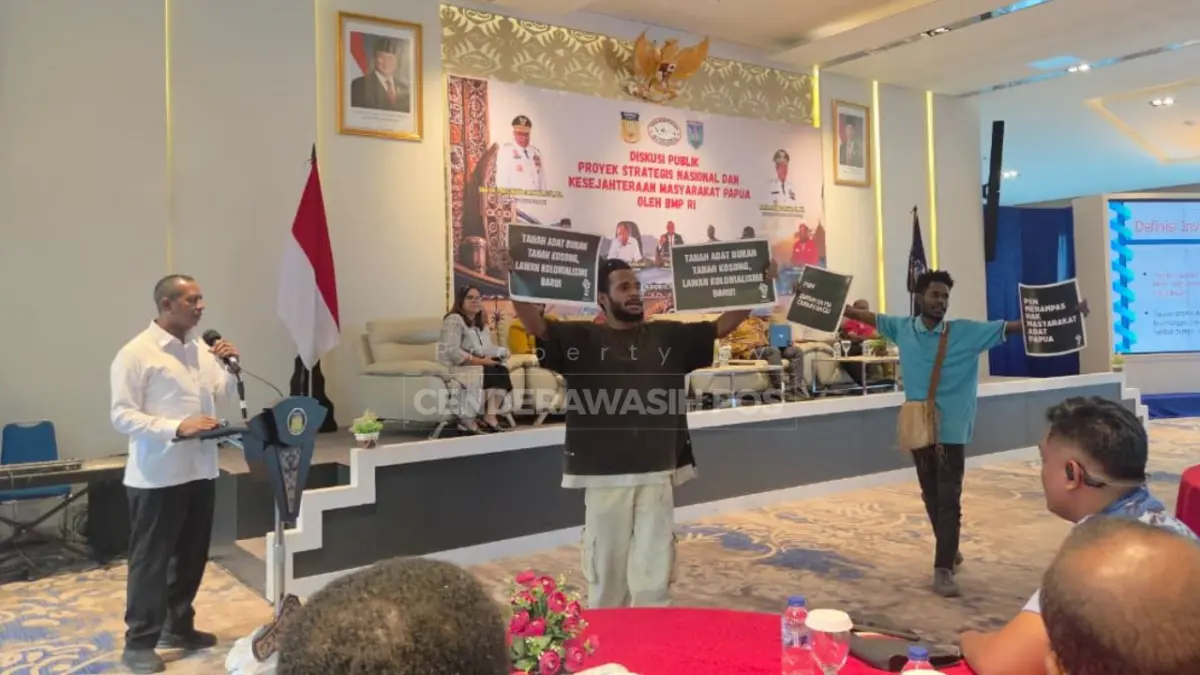 Sekelompok pemuda yang mengatasnamakan mahasiswa saat memasuki ruang diskusi publik PSN dan kesejahteraan masyarakat Papua, di Kantor Gubernur Papua, Sabtu (Ceposonline.com/Elfira).