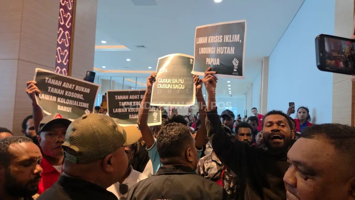 Sekelompok pemuda yang mengatasnamakan mahasiswa saat memasuki ruang diskusi publik PSN dan kesejahteraan masyarakat Papua, di Kantor Gubernur Papua, Sabtu (Ceposonline.com/Elfira).