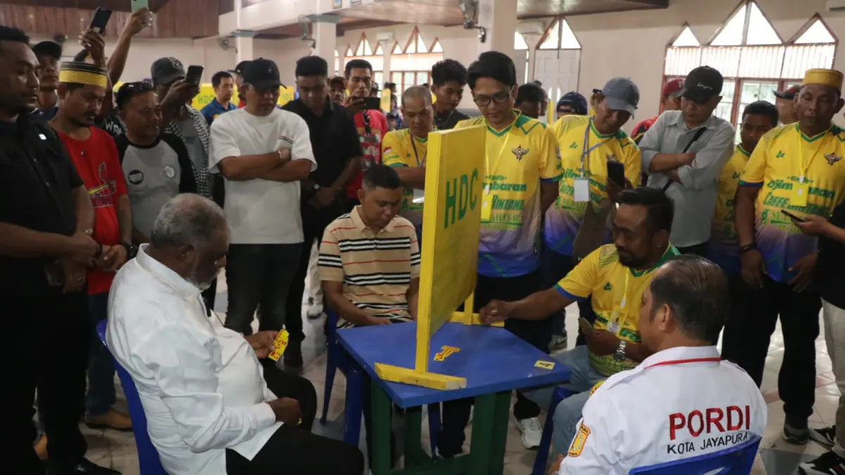 Wali Kota Jayapura, Abisai Rollo saat ikuti eksibisi Domino didampingi jajaran Pengurus domino Provinsi Papua dan Kota Jayapura di Tongkonan, Sabtu (30/5/2026).