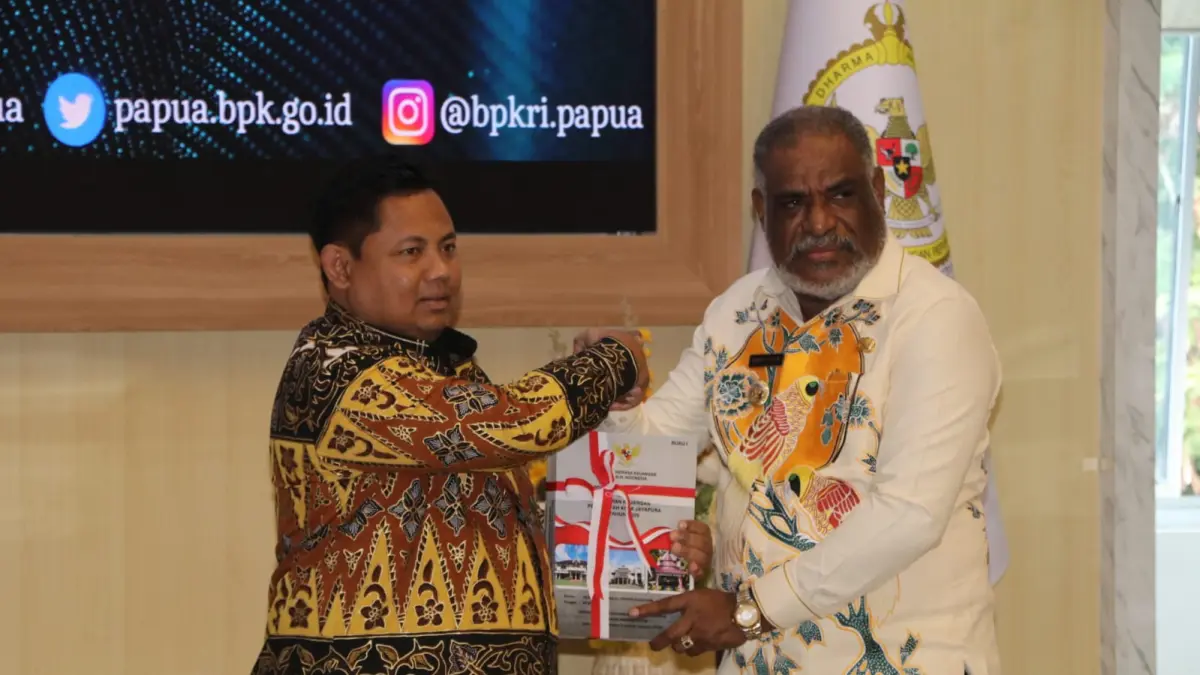 Wali Kota, Jayapura Dr. Abisai Rollo saat menerima LKPD dari BPK Jumat (29/5/2026). (CEPOSONLINE.COM/TAKIM)