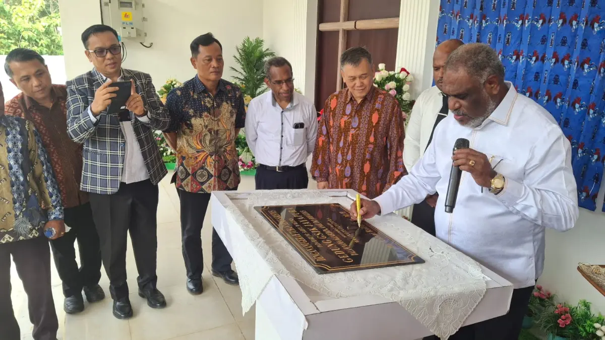 Wali Kota Jayapura, Dr. Abisai Rollo saat penandatanganan tugu Gereja Sidang Jemaat Kristus (GSJK), Sabtu (30/5/2026).