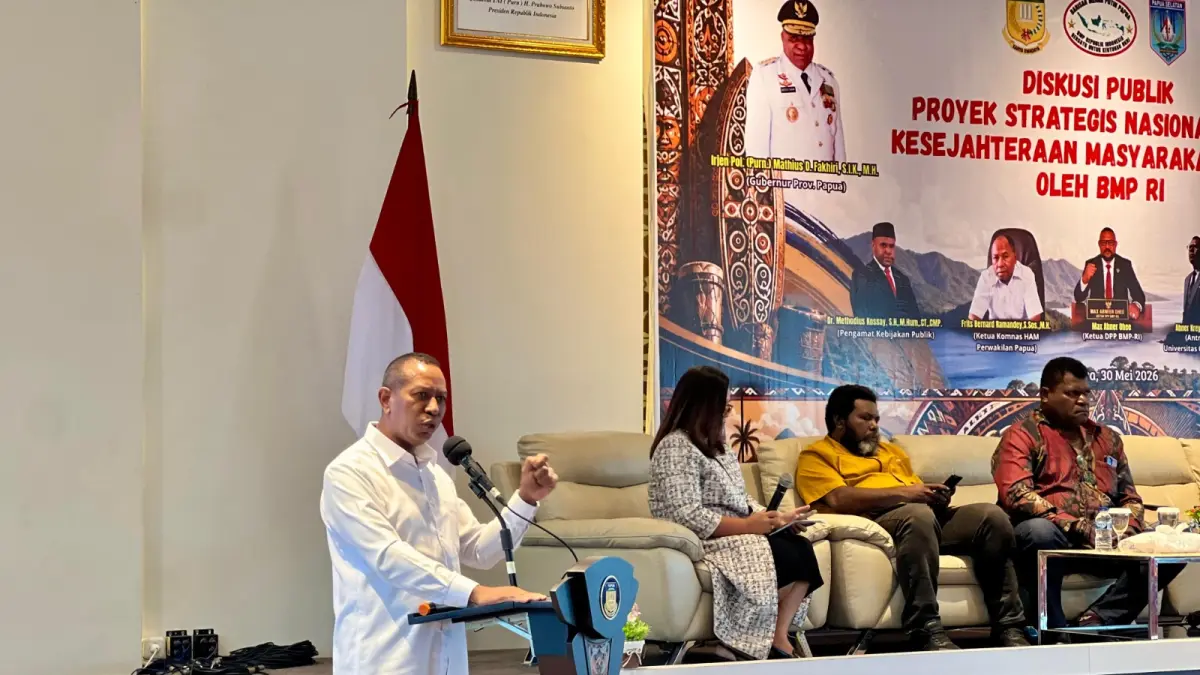 Gubernur Papua Selatan, Apolo Safanpo saat memberikan sambutan pada diskusi publik PSN dan kesejahteraan masyarakat yang digelar oleh Barisan Merah Putih RI di Lantai 9 Kantor Gubernur Papua, Sabtu (30/5/2026).(Humas Biro Umum PapselCeposonline.com) &nbsp;&nbsp;
