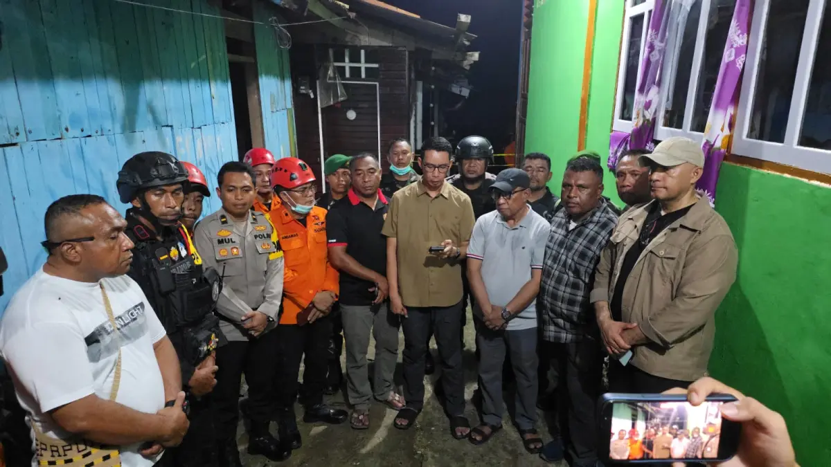 Jumpa Pers Aparat Keamanan Polres Biak Numfor dan Pda Biak Numfor dan jajaran aparat TNI di TKP lokasi ledakan, Kampung Yenures Pantai, Minggu (31/5).&nbsp;(DOK HUMAS POLRES BIAK) 