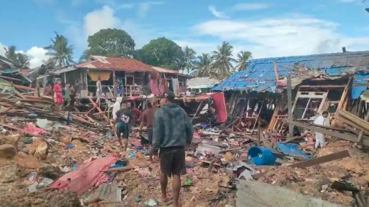 Kondisi kawasan padat penduduk di Kampung Yenures, Distrik Biak Kota, tepat di samping Kantor Dinas Perikanan, Pusat Kota Biak, Papua, pada Minggu (31/5) sore sekitar pukul 15.00 WIT. (SCREENSHOT/ISTIMEWA) 