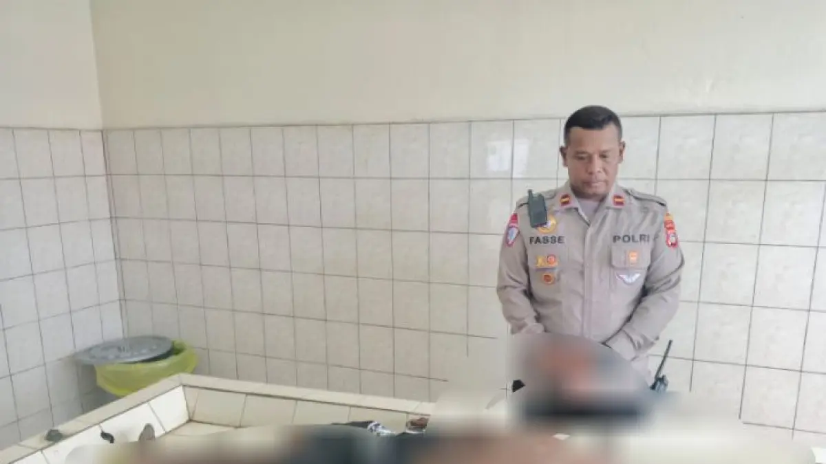 Kondisi pengendara setelah dievakuasi oleh Polisi ke RSUD Mimika. (CEPOSONLINE.COM/WAHYU) 