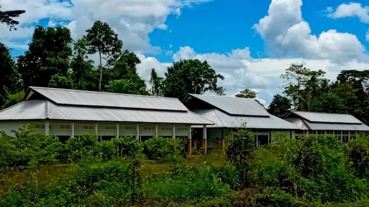 Kondisi terkini gedung Pasar Tradisional Mapurujaya. (Foto: CEPOSONLINE.COM/MOH. WAHYU WELERUBUN).