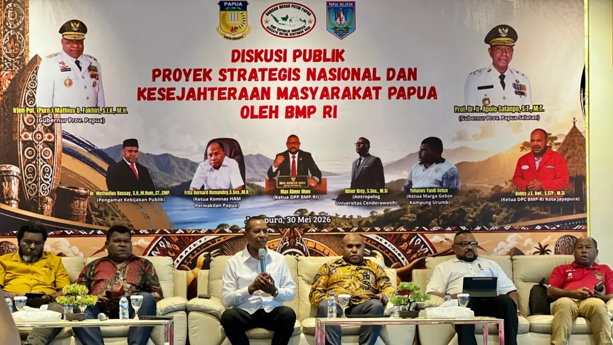 Gubernur Papua Selatan, Apolo Safanpo saat menjadi salah saat pemateri pada diskusi publik PSN dan kesejahteraan masyarakat yang digelar oleh Barisan Merah Putih RI, di Lantai 9 Kantor Gubernur Papua, Sabtu (30/5/2026)
(Humas Biro Umum Papsel/Ceposonline.com) &nbsp;