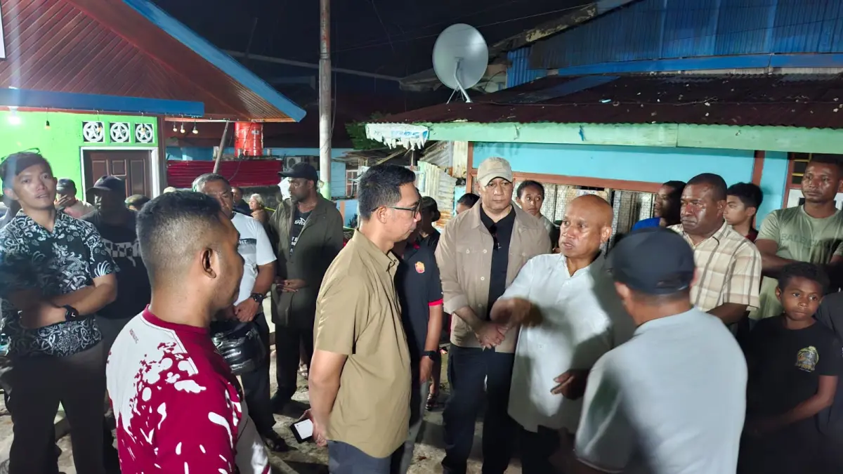 Markus O Mansnembra dan Kapolres Biak Numfor di TKP ledakan Minggu (31/5/2026) (Fiktor Palembangan/ceposonline.com)