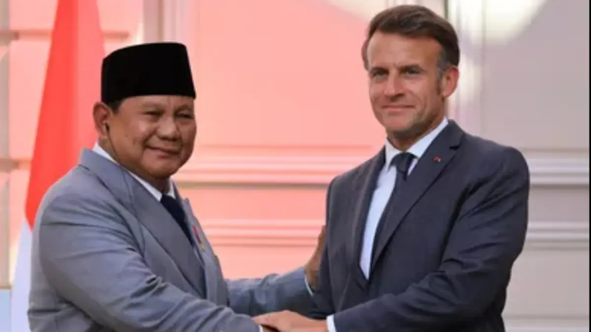 Presiden Prabowo saat bersalaman dengan Presiden Prancis, Emmanuel Macron (CEPOSONLINE.COM/ISTIMEWA).