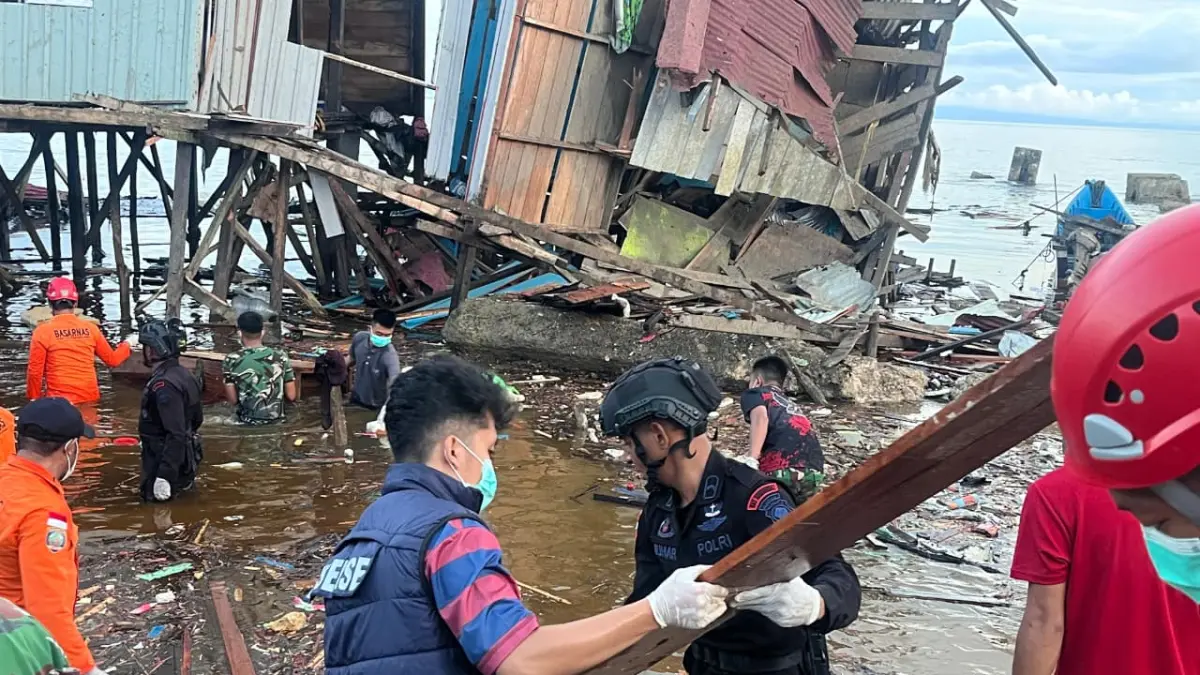 TNI-Polri, Basarnas dan unsur terkait saat mensterilkan lokasi ledakan yang diduga berasal dari bom peninggalan Perang Dunia II di kawasan Kompleks Perikanan, Distrik Biak Kota, Kampung Yenures, Kabupaten Biak Numfor. (Ceposonline.com/Dokumen).