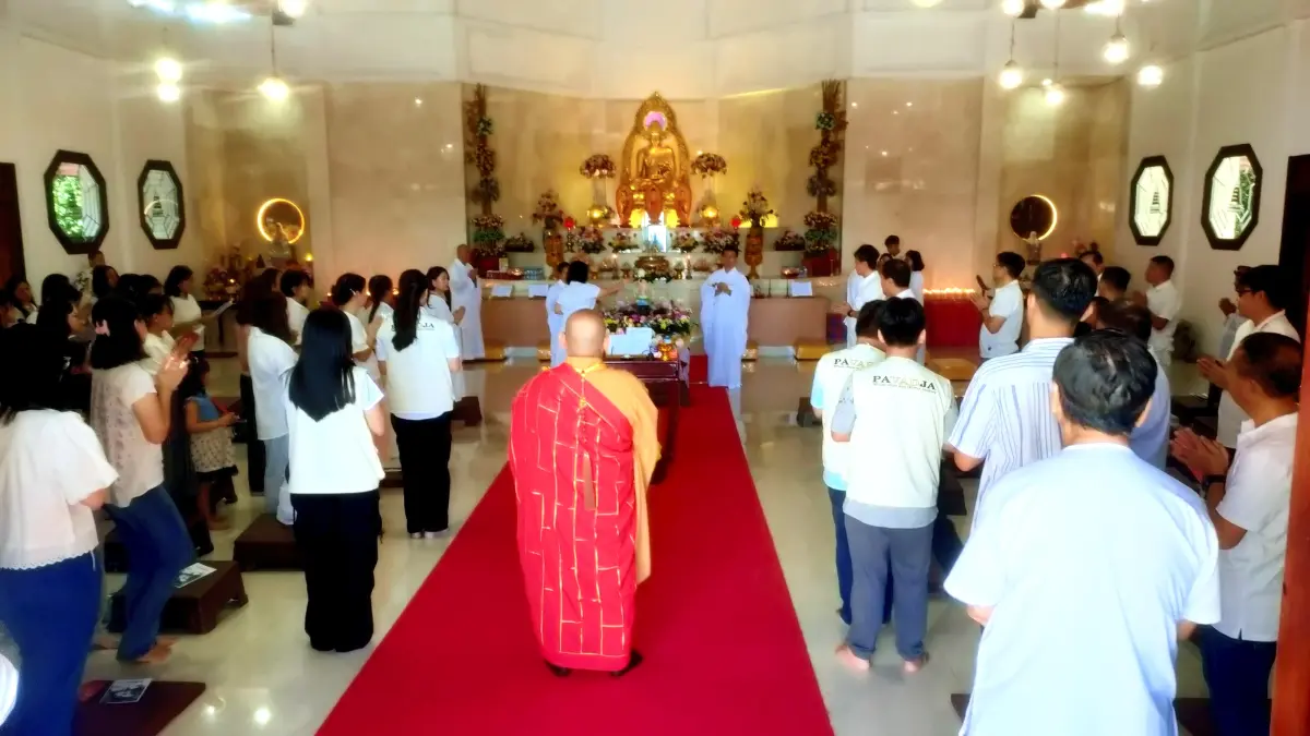 Umat Budha kota Jayapura saat mengelar sembayang mandi Budha di Vihara Arya Dharma, Skyland, Minggu (31/5/2026). (CEPOSONLINE.COM/JIMI) 