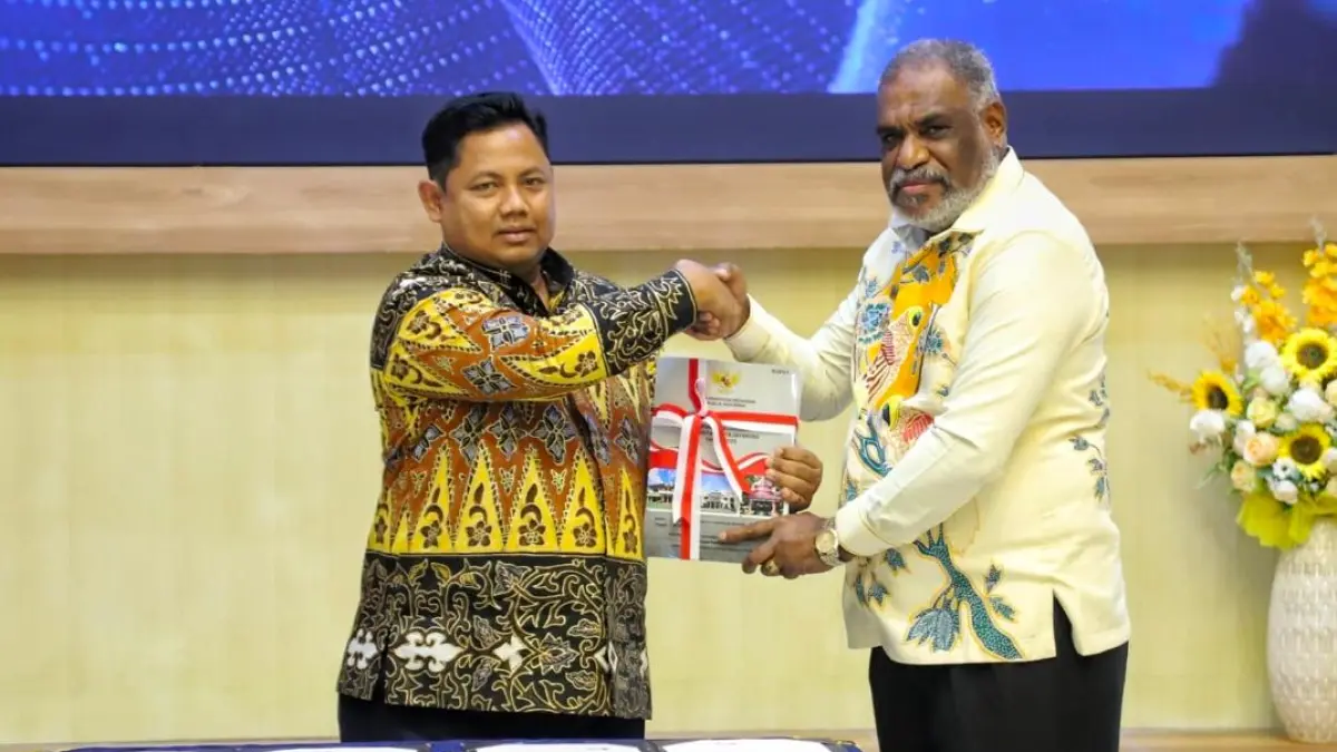 Wali Kota Jayapura, Abisai Rollo saat menerima hasil Laporan Keuangan Pemerintah Daerah (LKPD) Tahun Anggaran 2025 dari BPK RI. (CEPOSONLINE.COM/HUMAS PEMKOT).