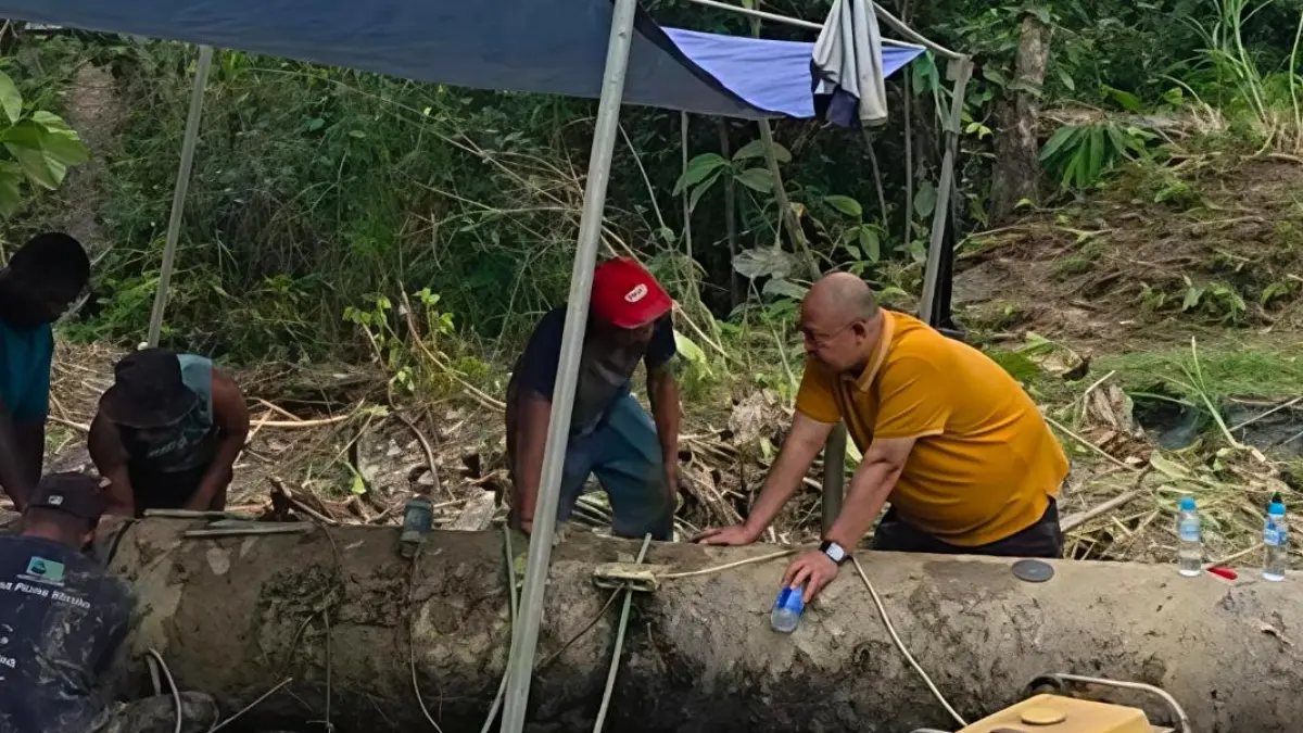 Direktur Utama PT AM Jayapura, Entis Sutisna, meninjau langsung proses perbaikan pipa induk Intake Kojabu yang sebelumnya mengalami kerusakan dan telah kembali normal, Sabtu (30/5/2026). (Ceposonline.com/HUMAS PTAM Jayapura)&nbsp;