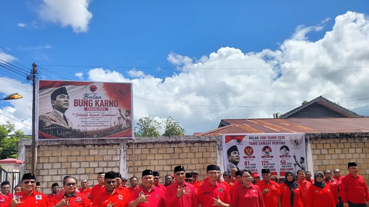 Kader DPIP Papua mulai tingkat Provinsi hingga ranting gelar apel peringatan Hari Lahir Pancasila dan Bulan Bung Karno di Kantor DPD PDIP Papua, Senin (1/6/2026) (CEPOSONLINE.COM/KAREL)