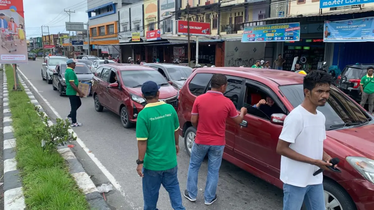 Kegiatan galang dana untuk pembangunan Gereja Katolik Stasi Santa Fransiskus Xaverius Poumako di perempatan Jalan Budi Utomo - Jalan Hassanudin, Mimika, Papua Tengah, Senin (1/6/2026). ( CEPOSONLINE.COM/MOH. WAHYU WELERUBUN).