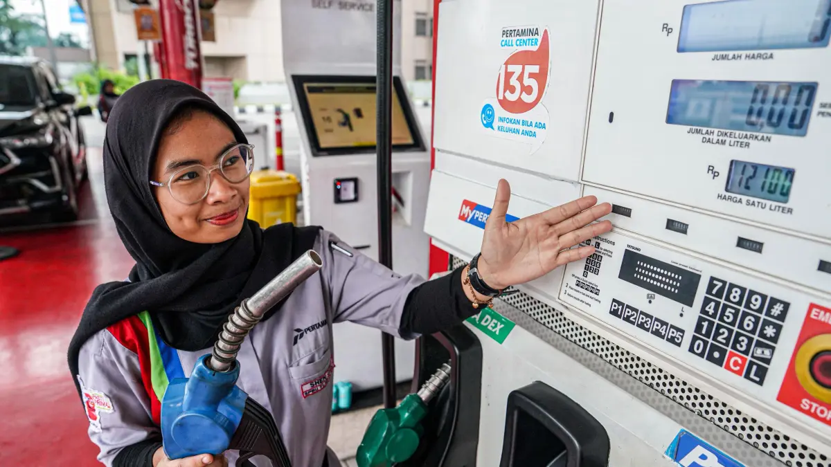 Salah satu karyawati SPBU akan melakukan pengisian BBM di kendaraan pelanggan.
Pertamina Turunkan Harga Dexlite dan Pertamina Dex di Papua-Maluku, berlaku mulai Senin (1/6/2026). (Ceposonline.com/Humas Pertamina Patra Niaga Papua Maluku)