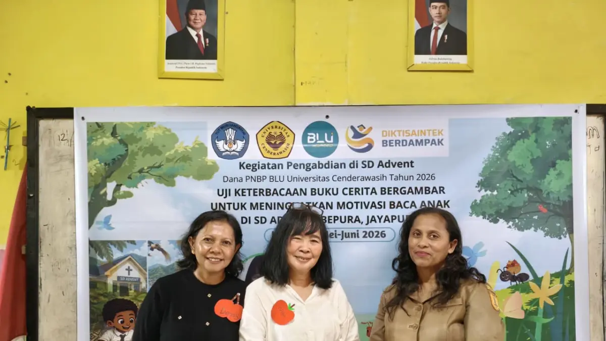 Tim Pengabdian Uncen, Ketua Wigati Yektiningtyas (tengah) bersama anggota Dessy Ferdinandus (baju hitam foto dengan guru kelas IV SD Advent, ibu Wendi Putuhena, Rabu (27/6/2026) (CEPOSONLINE.COM/ISTIMEWA)