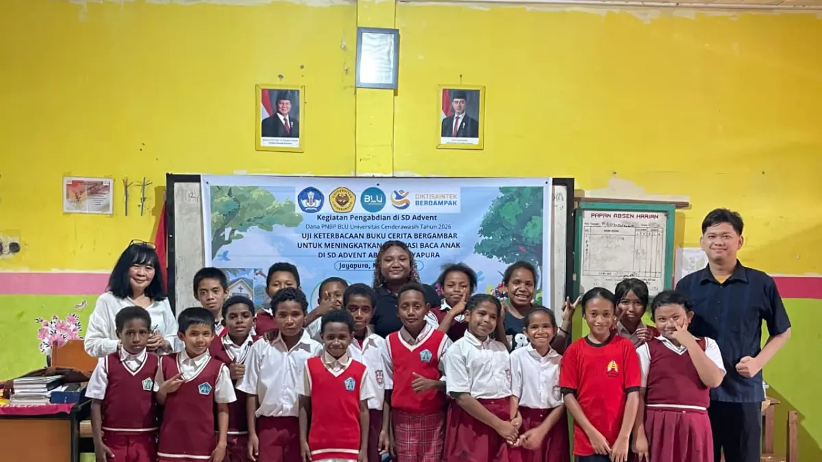 Tim Pengabdian Uncen saat foto dengan Siswa SD Adven, pada Kegiatan uji keterbacaan buku cerita bergambar, Rabu (27/6/2026) (CEPOSONLINE.COM/ISTIMEWA)