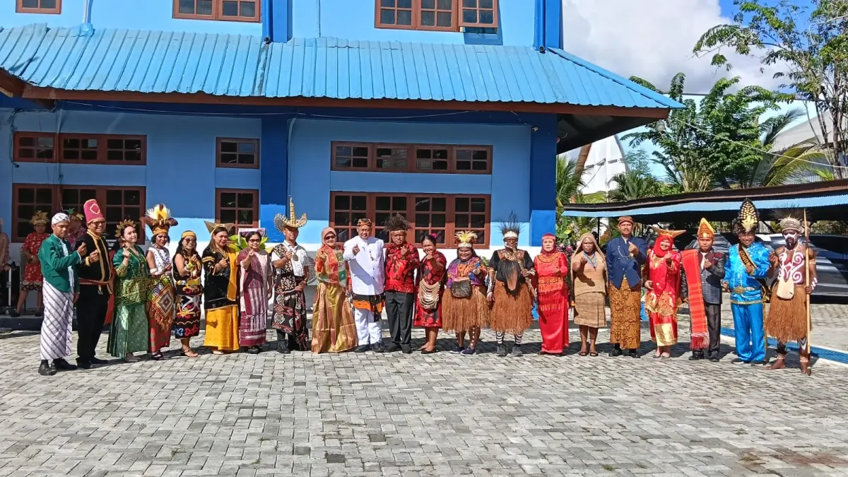Para pegawai PT Air Minum Jayapura yang terpilih sebagai pemenang busana adat Nusantara berfoto bersama Direktur Utama PT Air Minum Jayapura, Entis Sutisna, usai mengikuti Upacara Peringatan Hari Lahir Pancasila di Kantor Pusat PT Air Minum Jayapura, Entrop, Senin (1/6/2026).
(Ceposonline.com/Priyadi)