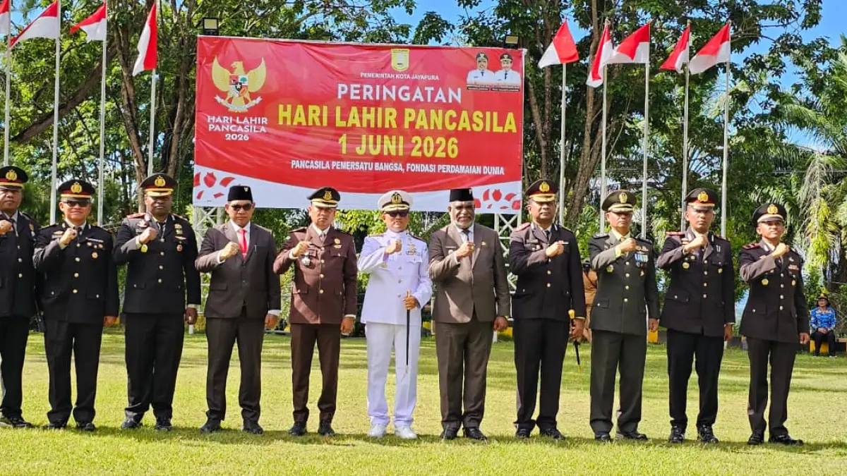 Wali Kota Jayapura, Abisai Rollo saat foto bersama dengan Forkompinda usai upacara petingatan Hari Lahir Pancasila, Senin (1/6/2026). (CEPOSONLINE.COM/HANS PALEN).