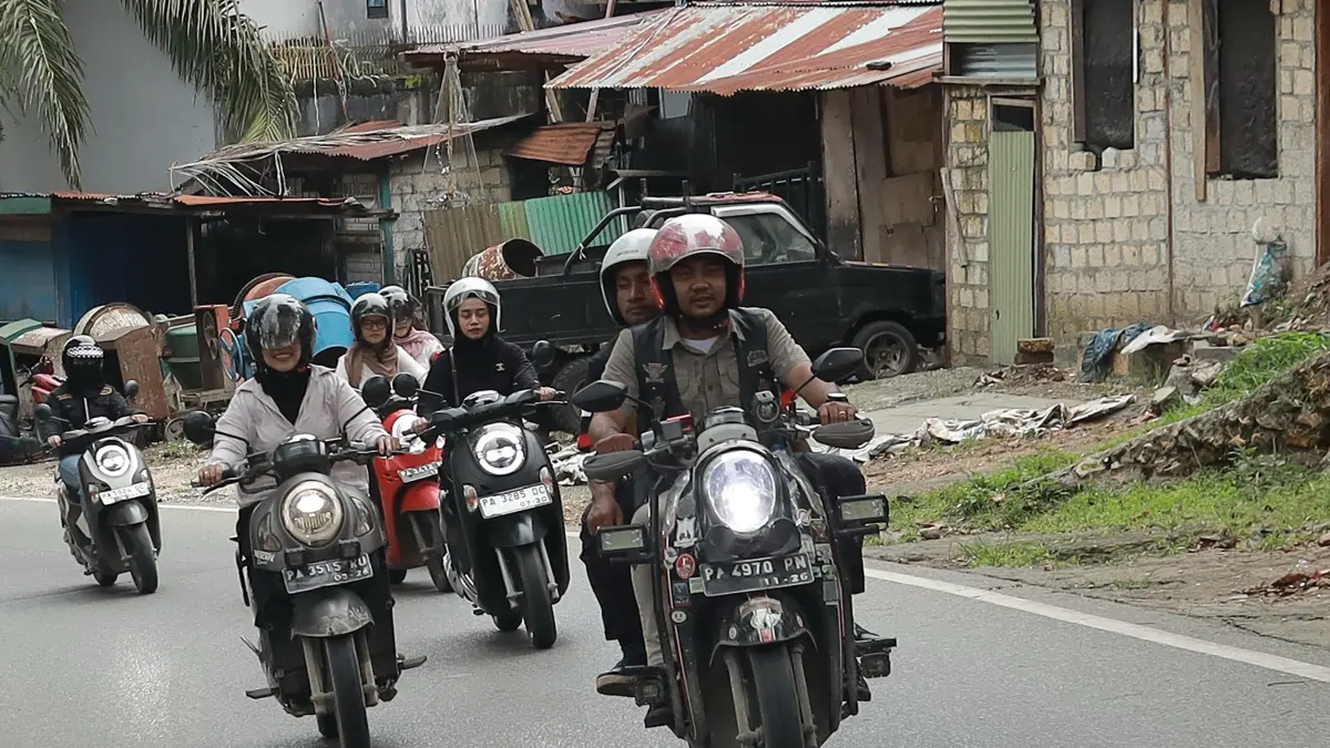 Anggota JHSC saat touring keliling Kota Jayapura. Selain menikmati perjalanan, aktivitas ini menjadi sarana mempererat persaudaraan, membangun jaringan pertemanan di kalangan pengguna Honda Scoopy, Sabtu (30/5/2026).(Ceposonline.com/Astra Motor Papua).