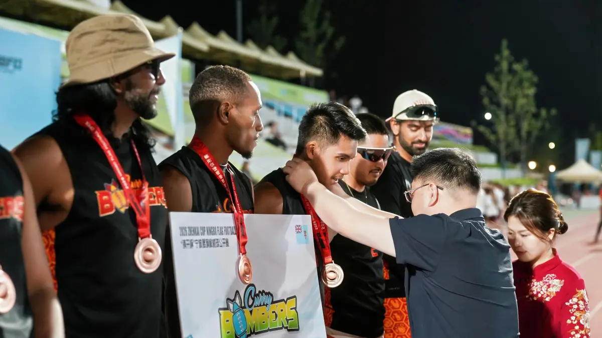 Atlet Flag Football asal Mimika yang kini memperkuat Curry Bombers, Wrestle Mansawan sedang mengejar salah satu pemain tim lawan pada semifinal. (Foto: NBFO Flag Football).