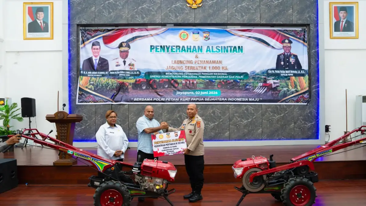 Gubernur Papua, Matius D Fakhiri saat menyerahkan 14 Alsintan bantuan Kementan kepada Polda Papua yang diterima oleh Direktur Binmas Polda Papua Kombes Pol Erick Kadir Sully, di Gedung Negara, Selasa (2/6/2026).(Ceposonline.com/Humas Pemprov).