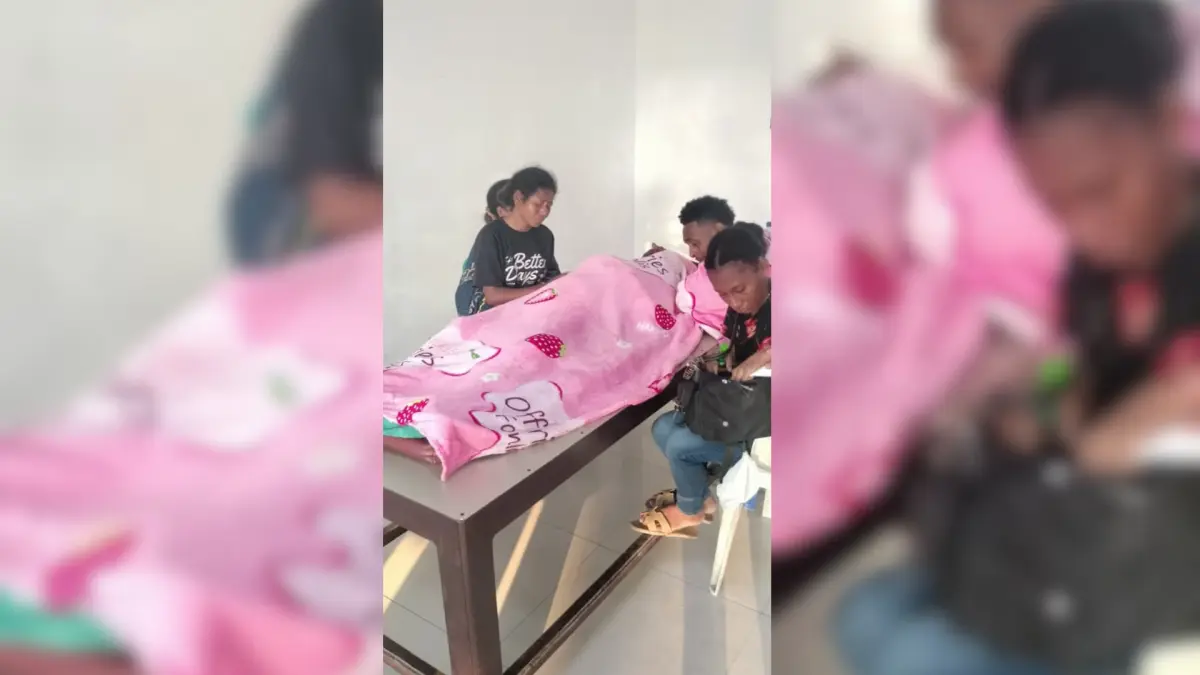 Keluarga korban saat mendampingi keluarga yang dinyatakan meninggal akibat ledakan di Biak ketika berada di ruang ICU RSUD Biak pada Selasa (2/6/2026)

(CEPOSONLINE.COM/HUMAS POLDA)