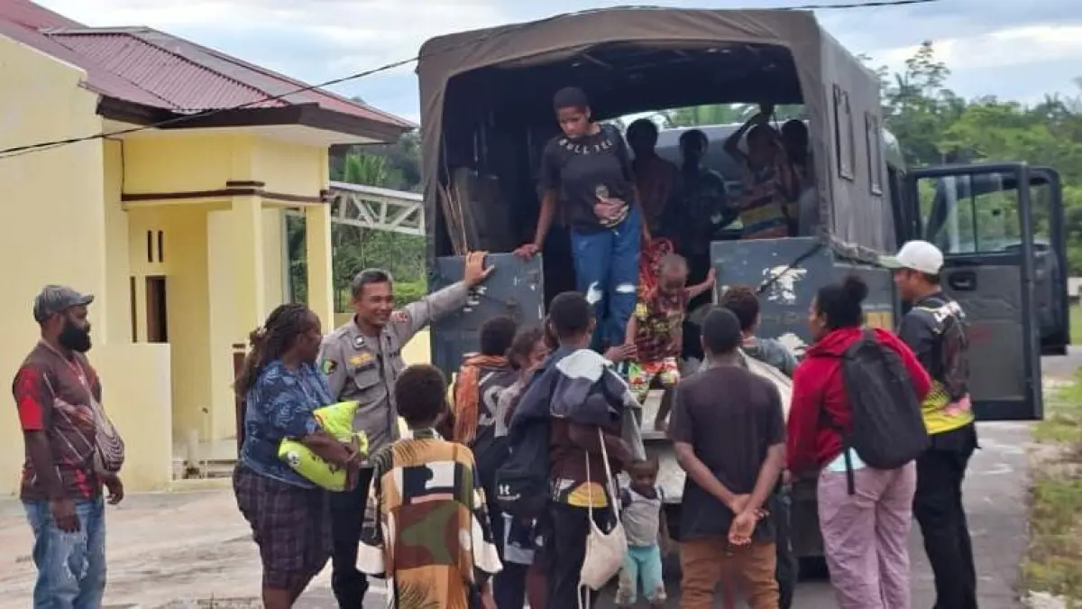 Pengungsi dari Distrik Manggekum dan Firiwange, Kabupaten Boven Digoel yang ditampung di Mapolres Boven Digoel.&nbsp;
(Humas Polres Boven Digoel/Ceposoline.com)&nbsp;