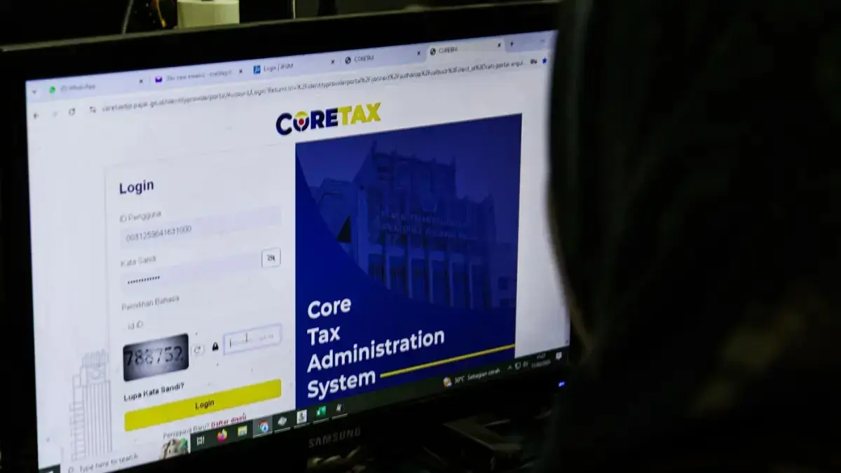 Wajib pajak membuka lapor pajak di web Coretax di Jakarta, Selasa (11/2/2025). (Hanung Hambara/Jawa Pos).&nbsp;