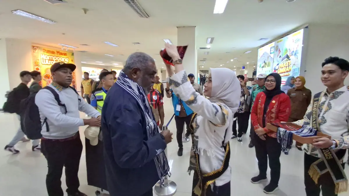 Wali Kota Jayapura, Abisai Rollo saat tiba di Bandara Kendari, Selasa (2/6/2026) malam. (HUMAS PEMKOT JAYAPURA).