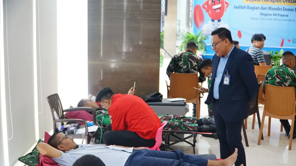 Regional CEO Bank Mandiri Region XII/Papua Antonius Budi Setiawan melihat masyarakat &nbsp;melakukan donor darah dalam rangka menyambut HUT Bank Mandiri Selasa (2/6/2026) Mengusung semangat “Satu Langkah Darimu, Sejuta Harapan Untuknya”, di Region XII/Papua.

(Ceposonline.com For Istimewa)