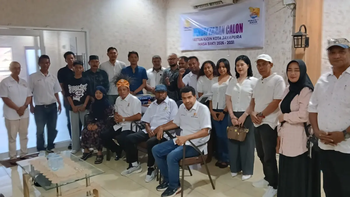 Calon Ketua Kadin Kota Jayapura H. Mustang menyerahkan berkas pendaftaran kepada Ketua SC disaksikan Ketua Kadin Kota Jayapura Jan J. Vriese, dan dihadiri Ketua Tim Pemenang di Kantor Sekretariat Kadin Kota Jayapura Wilayah Entrop, Rabu (3/6/2026)