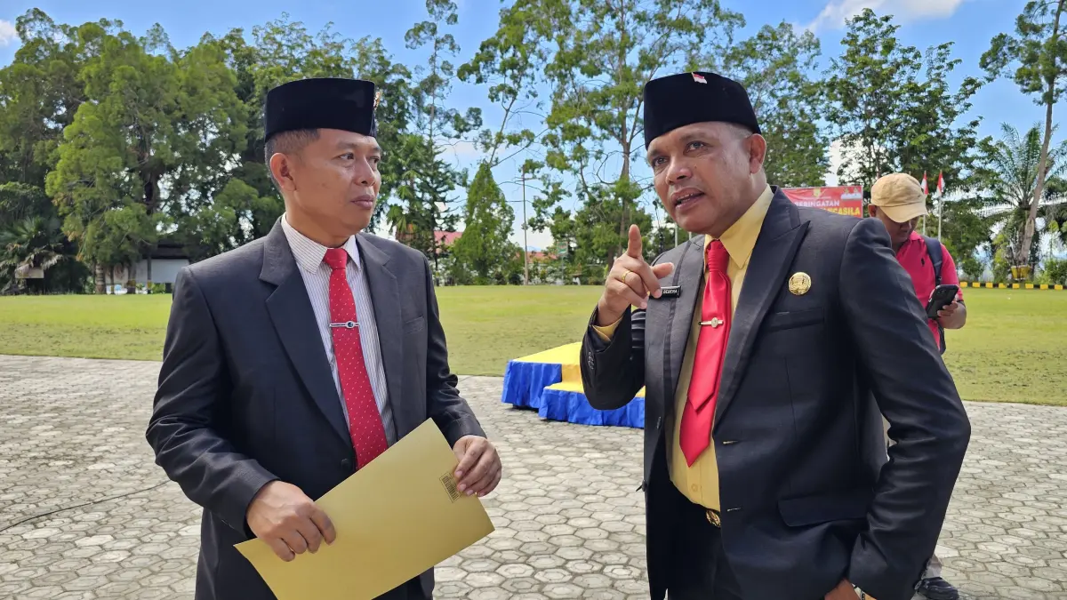Kepala Dinas Pendidikan Kota Jayapura, Rocky Bebena saat berbincang santai dengan Kadis Dukcapil, Supryanto. (CEPOSONLINE.COM/HANS PALEN).