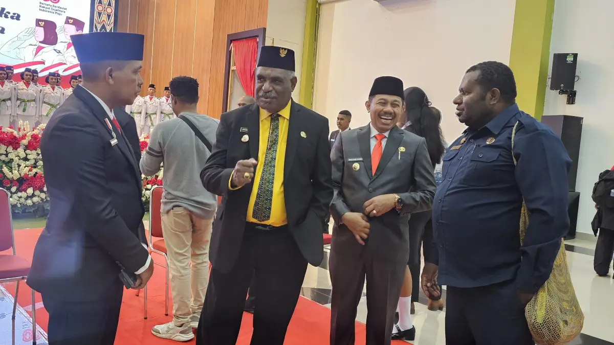 Kepala Dinas Pendidikan Kota Jayapura, Rocky Bebena saat berbincang santai dengan Wali Kota, Abisai Rollo dan Wakil Wali Kota, Rustan Saru. (CEPOSONLINE.COM/HANS PALEN).