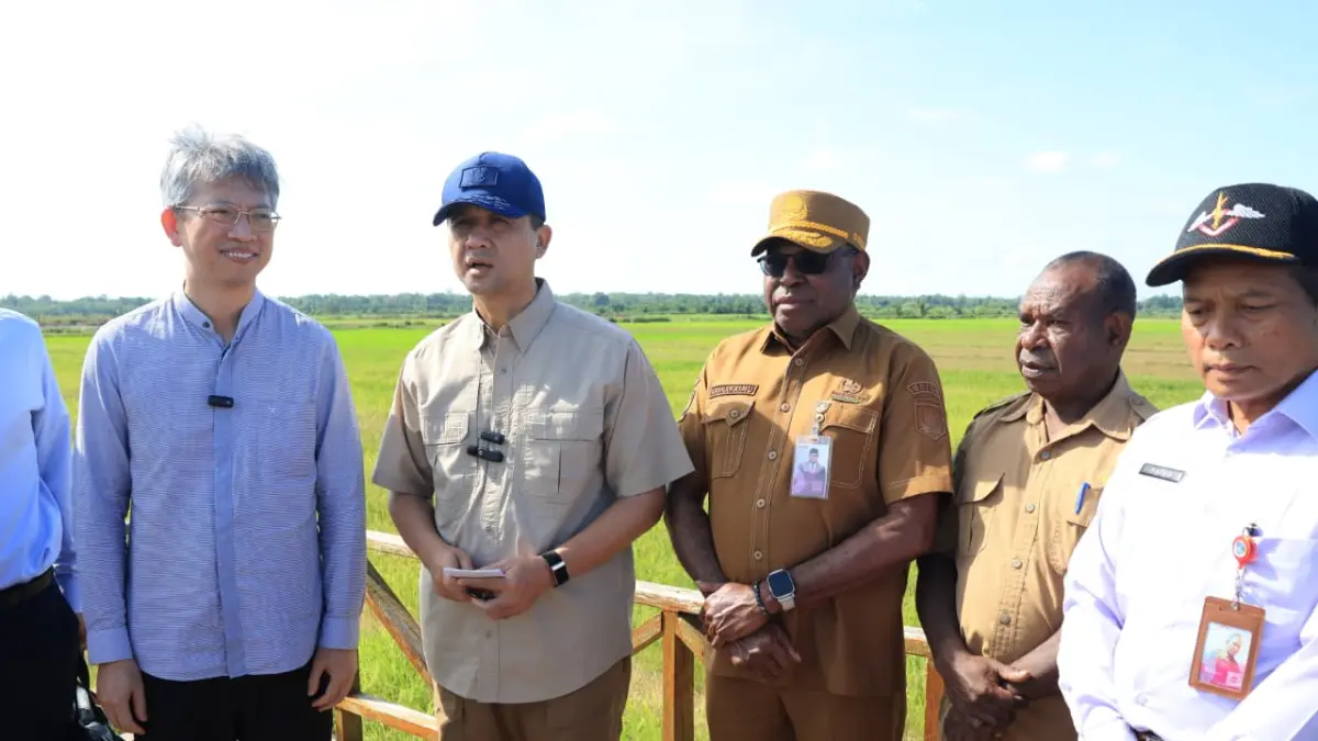 Menteri Transmigrasi RI,Muhammad Iftitah Sulaiman Suryanagara dan Dubes Tiongkok, saat tinjau lahan pertanian di Salor I, Kampung Telaga Sari, Distrik Kurik, Merauke, Selasa (2/6).&nbsp;
(Humas Biro Umum Papsel/Ceposonline.com)&nbsp;