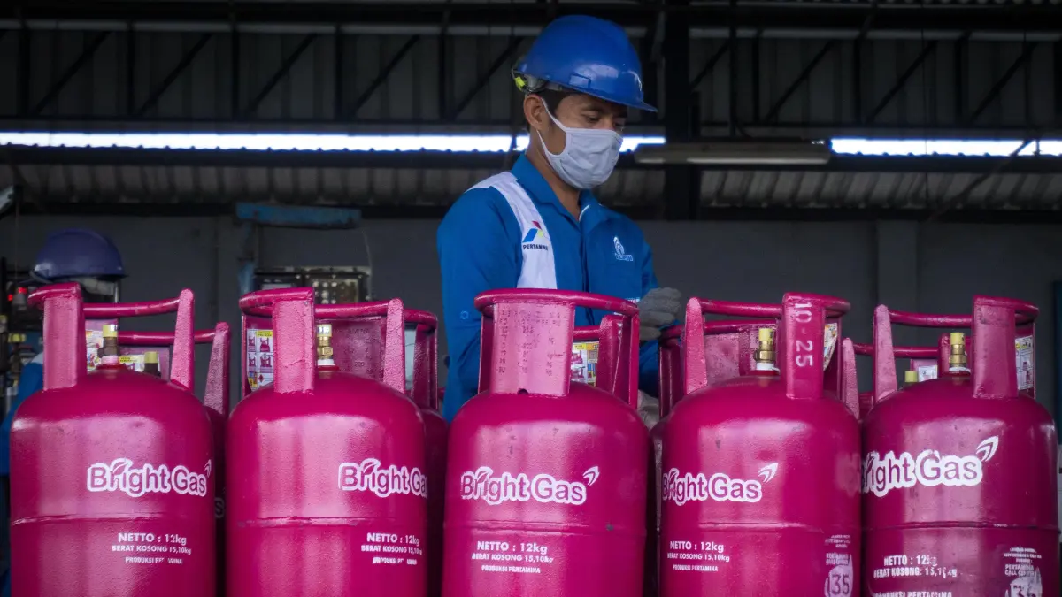 Petugas Pertamina melakukan pengisian ulang Gas LPG. Harga LPG di Jayapura masih sabil, Pertamina pastikan stok aman hingga 21 Hari ke depan

(Ceposonline.com/Priyadi)