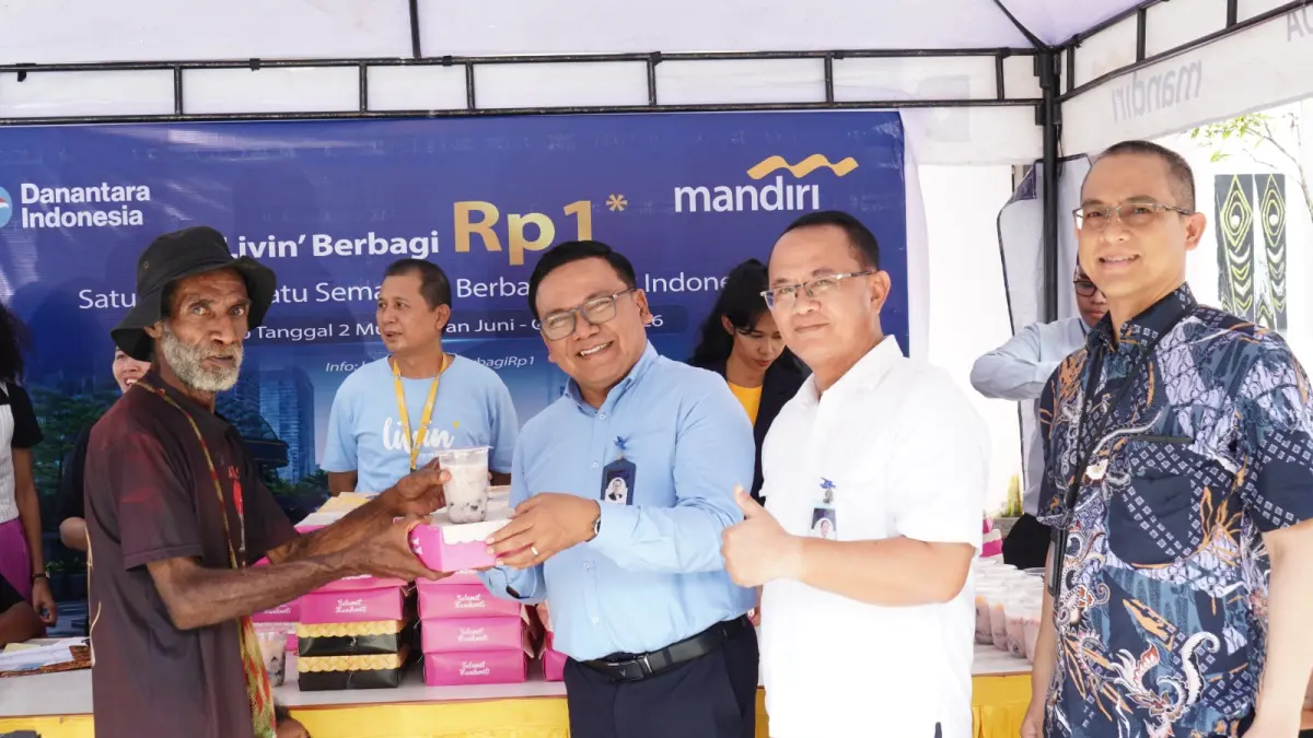 Regional CEO Bank Mandiri Region XII/Papua, Antonius Budi Setiawan memberikan paket makanan dan minuman bagi masyarakat.Melalui &nbsp;program Livin