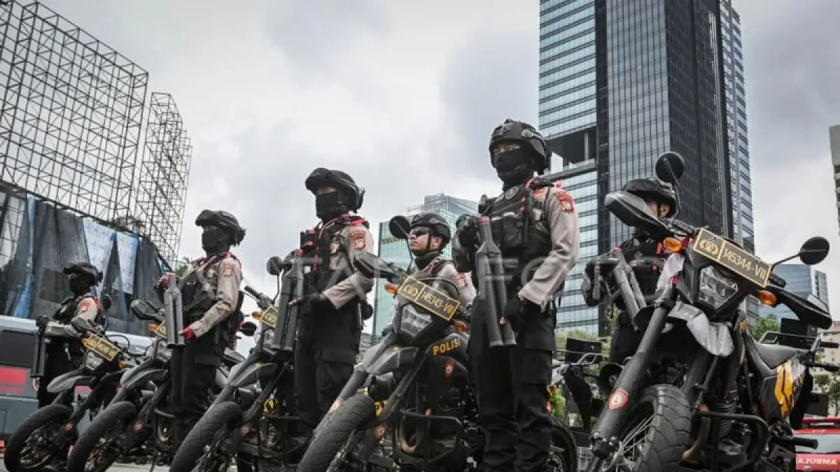 Sejumlah personel Korps Brimob mengikuti apel.(Ceposonline.com/ANTARA/Sulthony Hasanuddin)